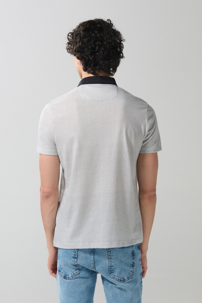 Camiseta polo crema clara estampada con cuello V