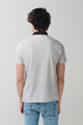Camiseta polo crema clara estampada con cuello V