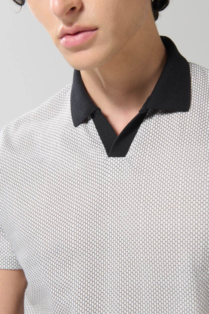 Camiseta polo crema clara estampada con cuello V