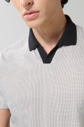 Camiseta polo crema clara estampada con cuello V