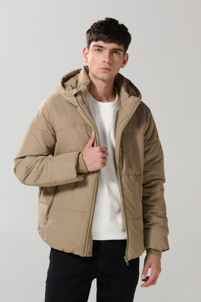 Chaqueta unicolor acolchada con bolsillos y capota
