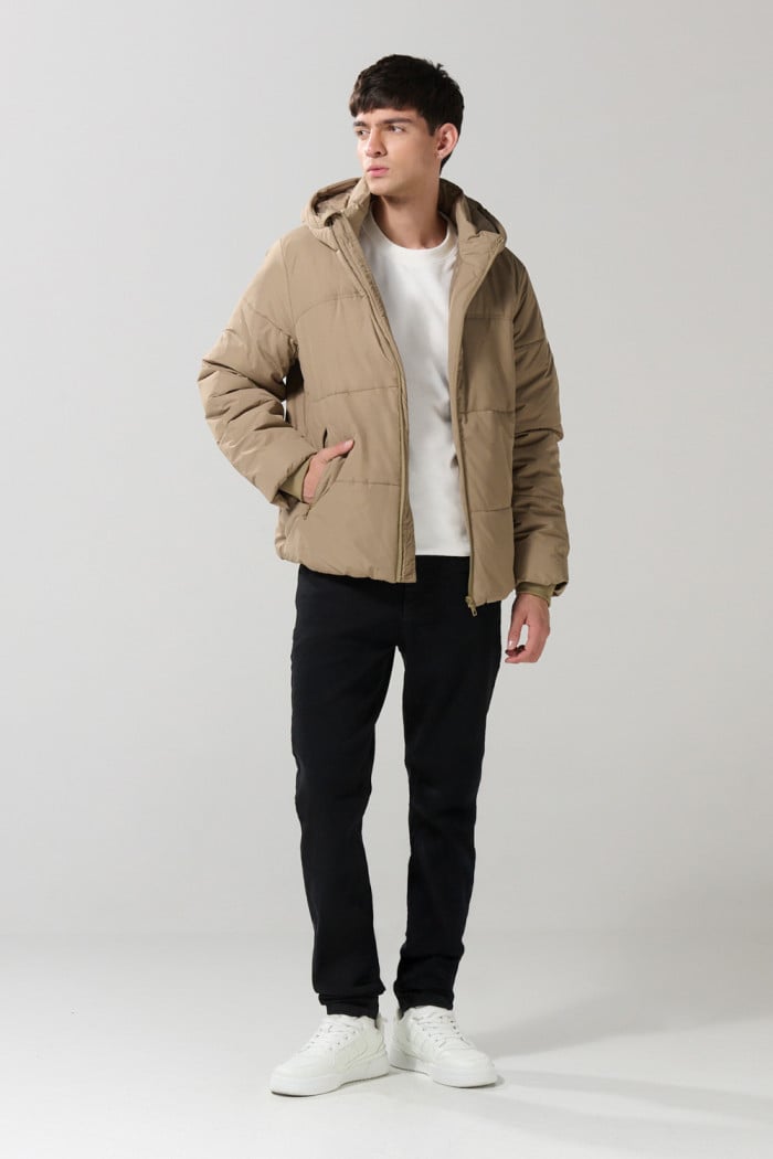 Chaqueta unicolor acolchada con bolsillos y capota
