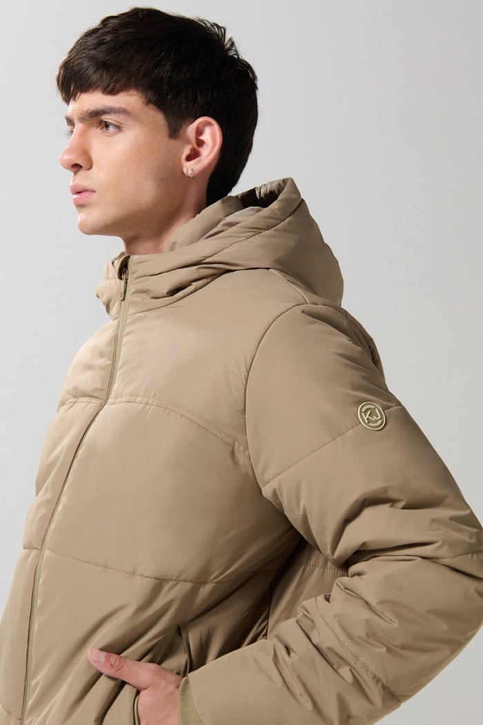 Chaqueta unicolor acolchada con bolsillos y capota