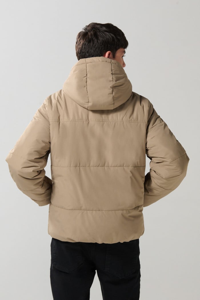 Chaqueta unicolor acolchada con bolsillos y capota