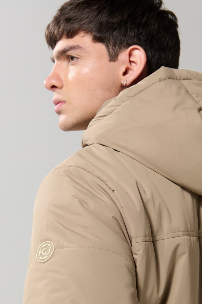 Chaqueta unicolor acolchada con bolsillos y capota