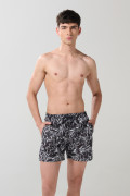Bermuda negra playera con diseños de hojas blancas