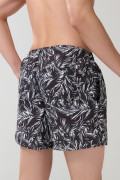 Bermuda negra playera con diseños de hojas blancas