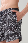 Bermuda negra playera con diseños de hojas blancas