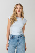 Camiseta ajustada cuello bandeja unicolor y manga corta