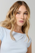 Camiseta ajustada cuello bandeja unicolor y manga corta