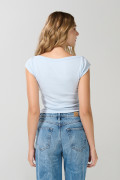 Camiseta ajustada cuello bandeja unicolor y manga corta