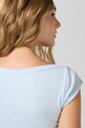 Camiseta ajustada cuello bandeja unicolor y manga corta