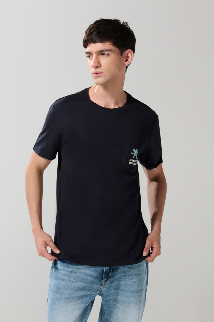 Camiseta unicolor manga corta con bolsillo y diseño marino