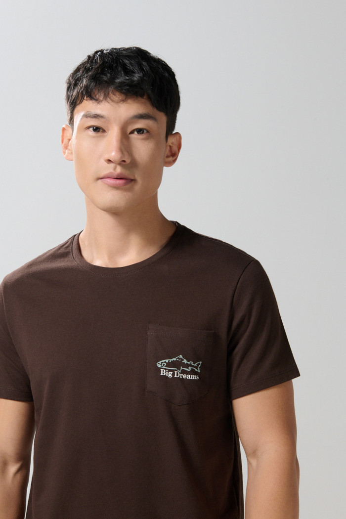 Camiseta unicolor manga corta con bolsillo y diseño marino