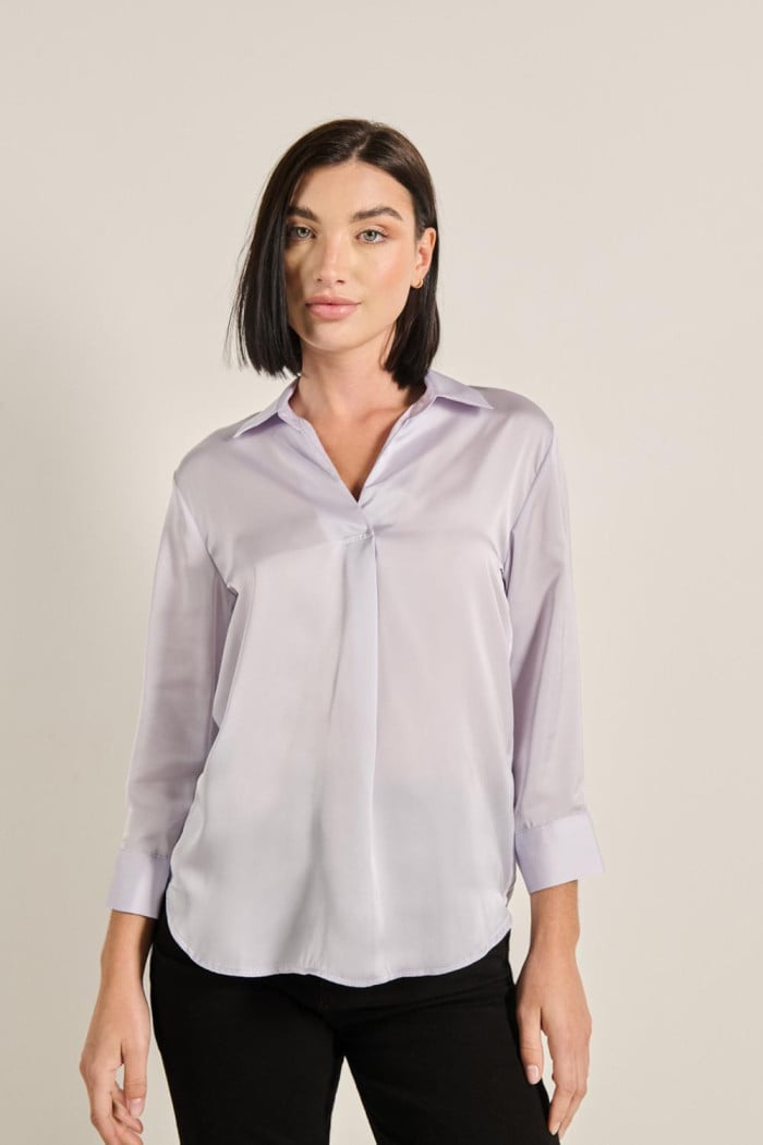 Blusa unicolor con manga 3/4 y prense delantero