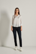 Blusa unicolor con manga 3/4 y prense delantero