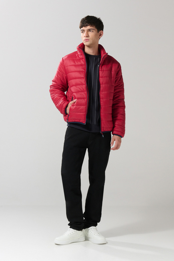 Chaqueta unicolor acolchada con cremallera y cuello alto