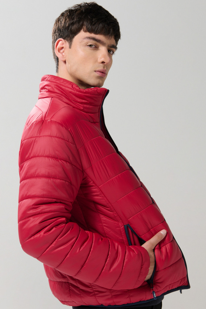 Chaqueta unicolor acolchada con cremallera y cuello alto