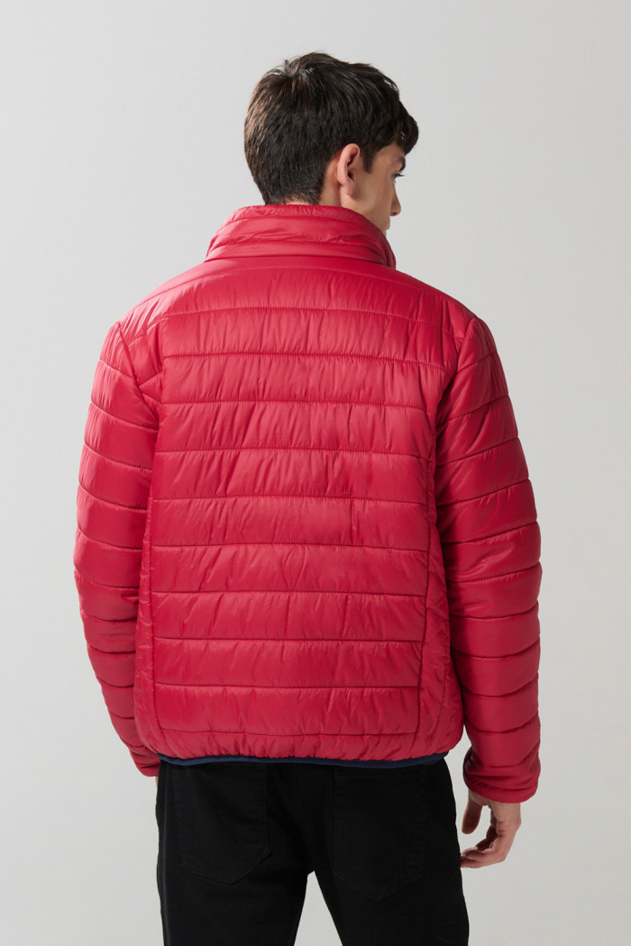 Chaqueta unicolor acolchada con cremallera y cuello alto