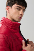 Chaqueta unicolor acolchada con cremallera y cuello alto