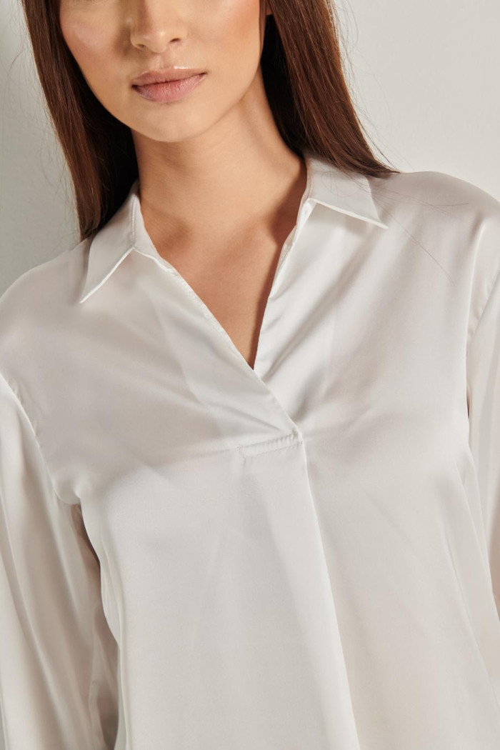Blusa unicolor con manga 3/4 y prense delantero