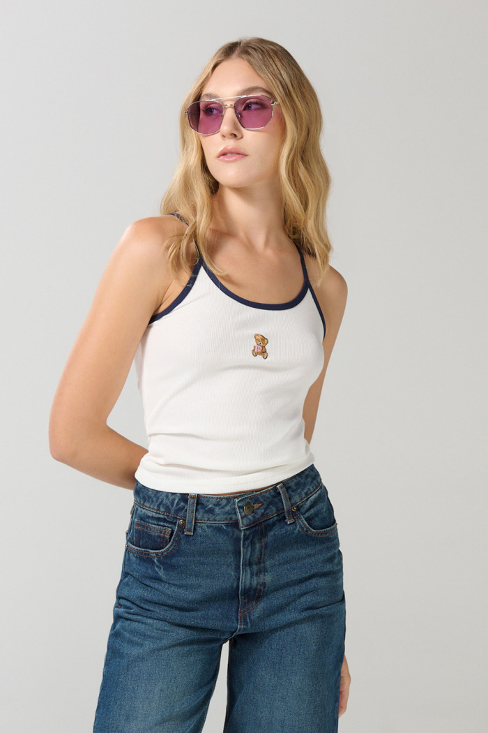 Camiseta manga sisa crema con diseño de osito bordado