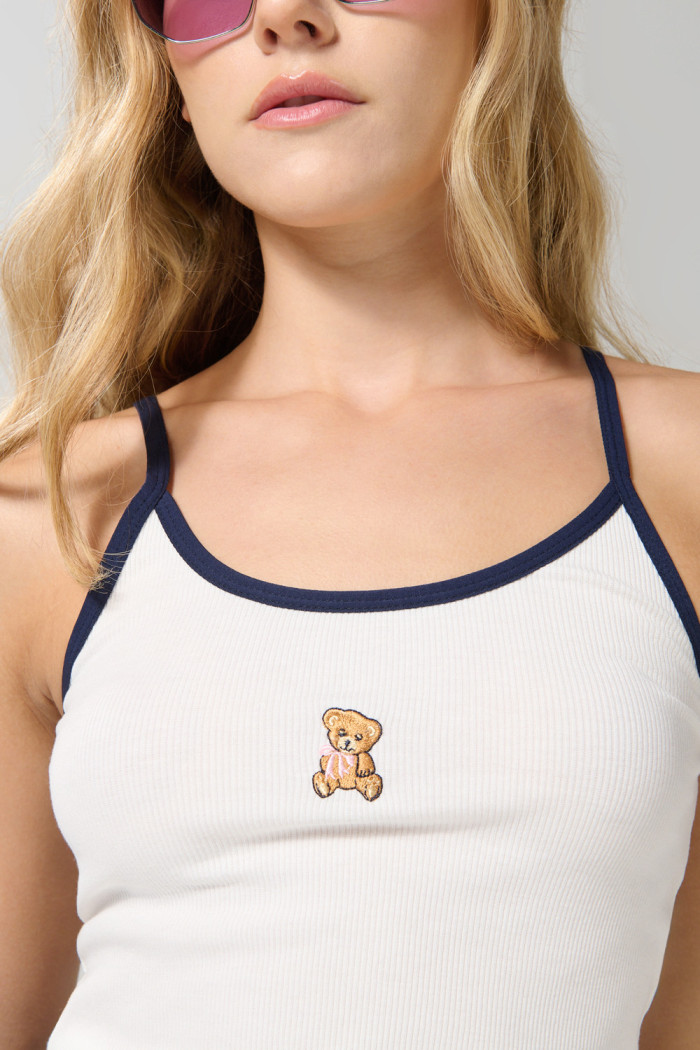 Camiseta manga sisa crema con diseño de osito bordado