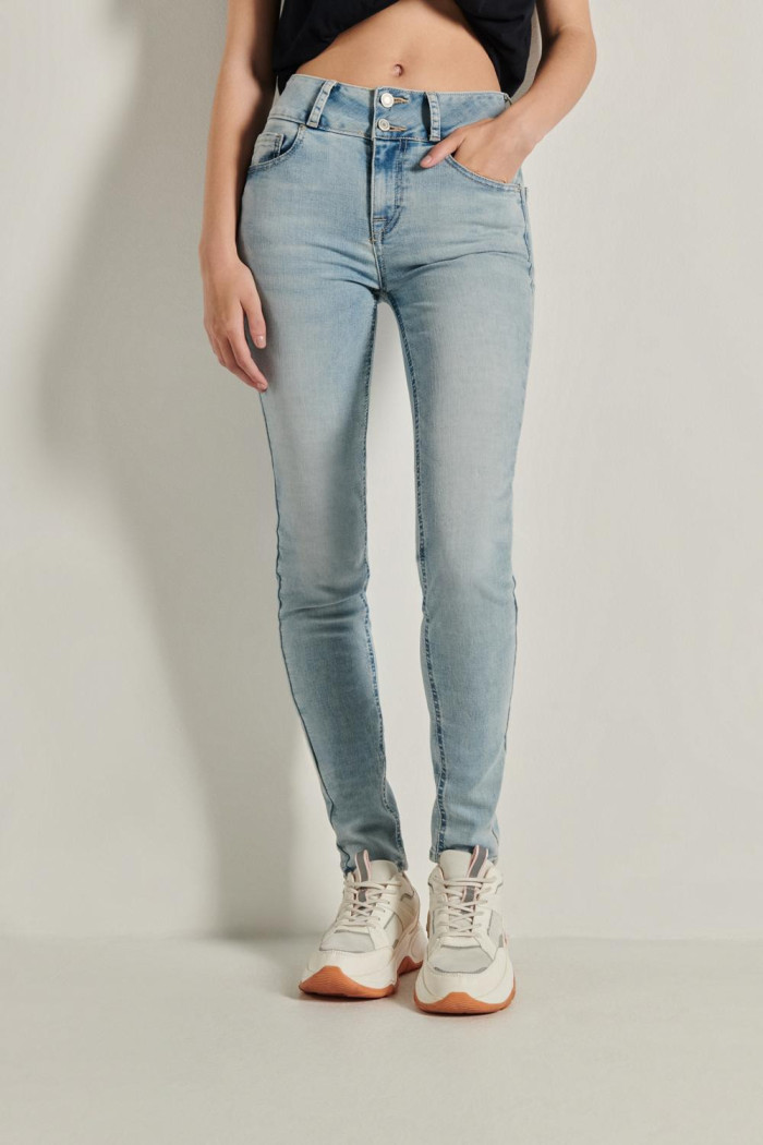 Jean push up azul claro con pretina ancha y tiro alto