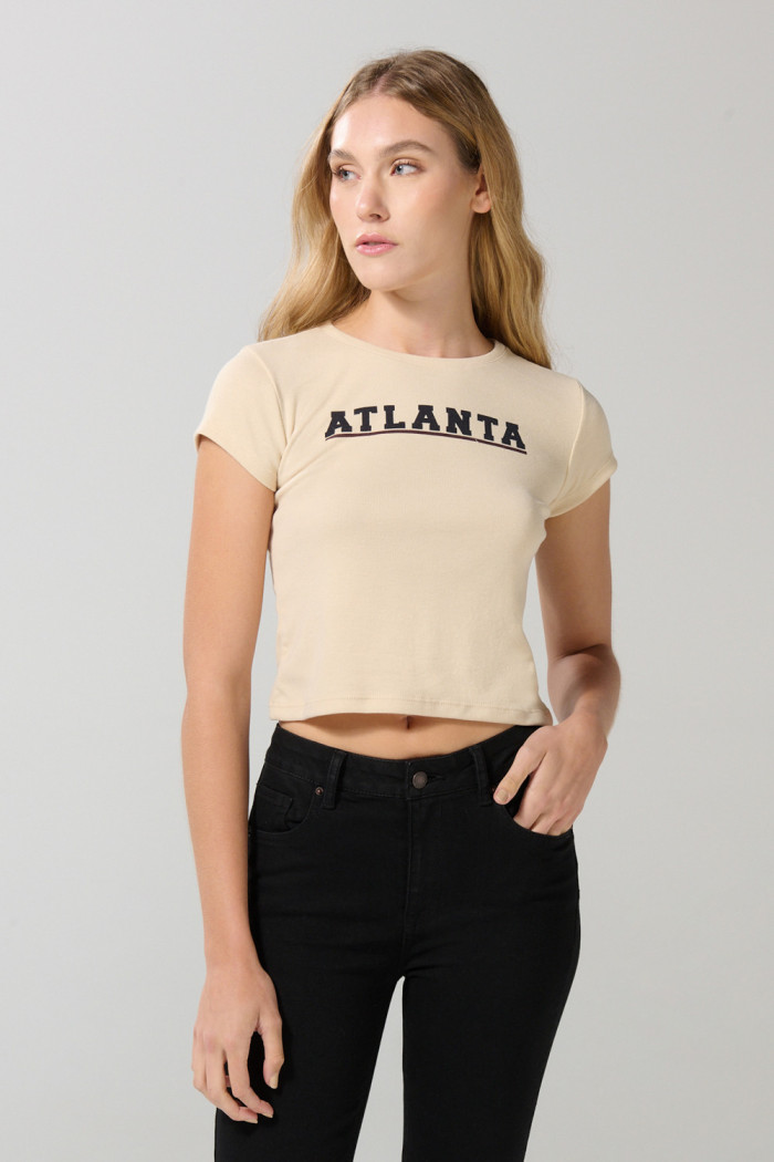 Camiseta kaki clara cuello redondo con arte college