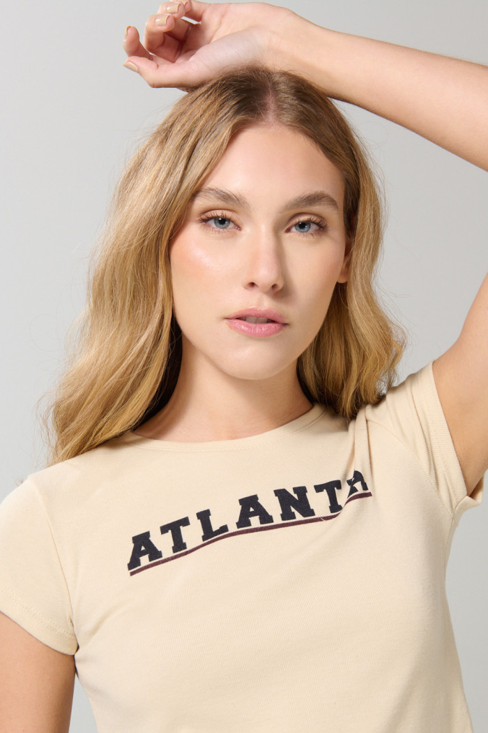 Camiseta kaki clara cuello redondo con arte college