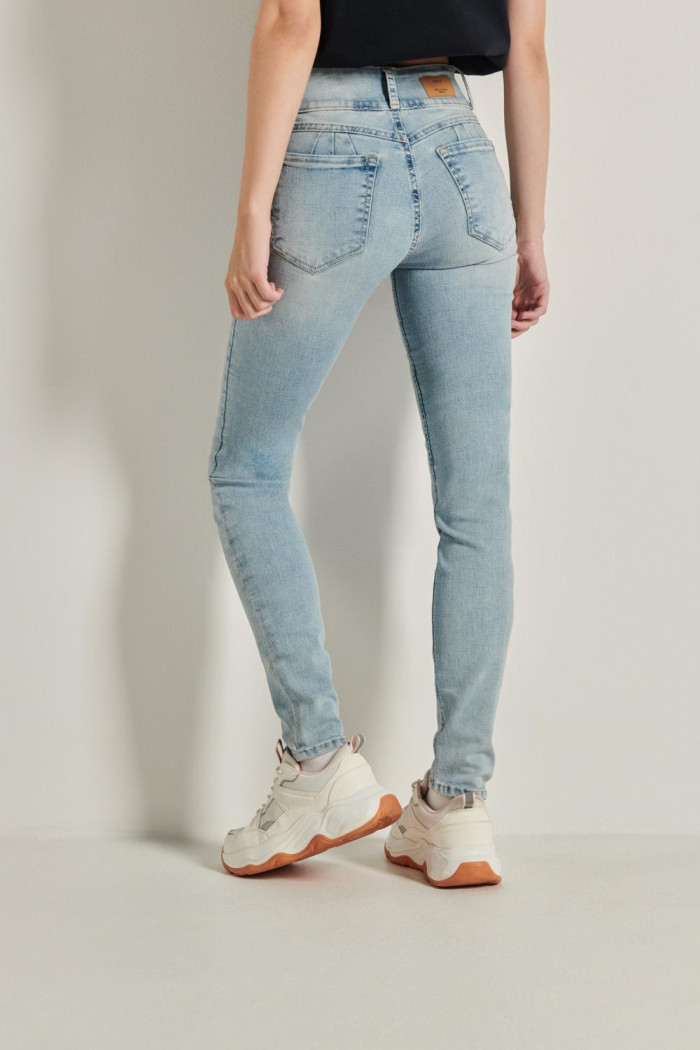 Jean push up azul claro con pretina ancha y tiro alto