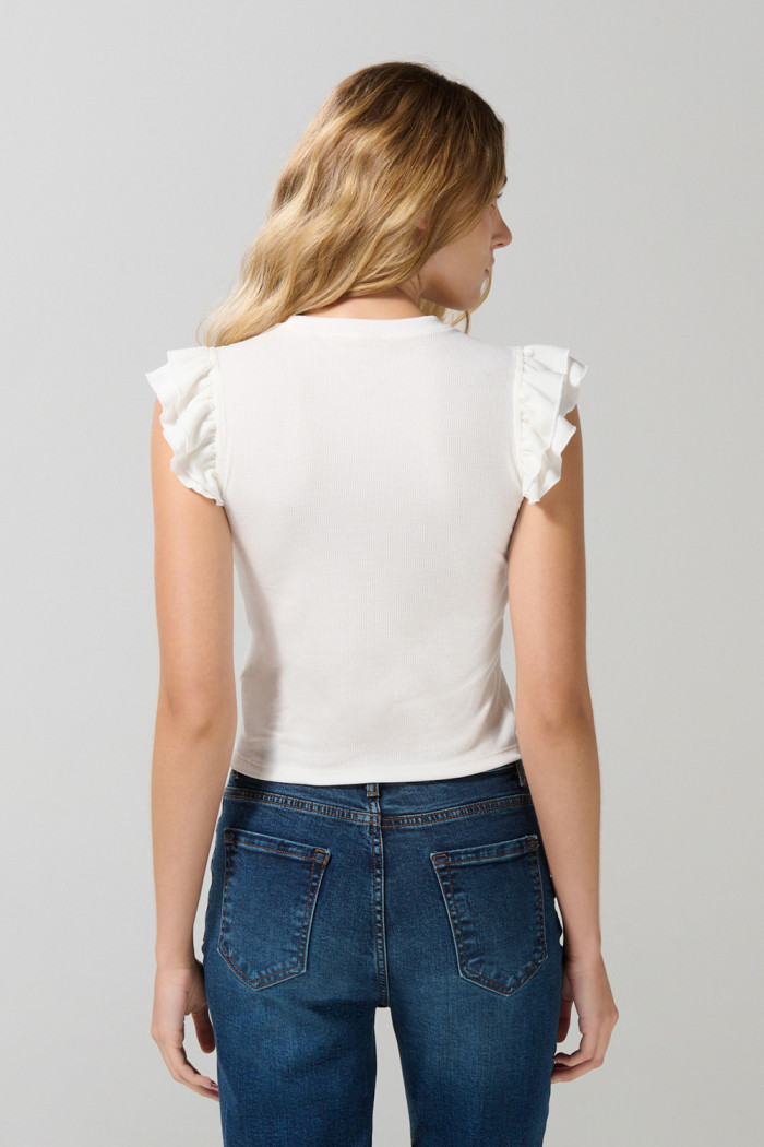 Camiseta crema clara manga corta con golas y texturas