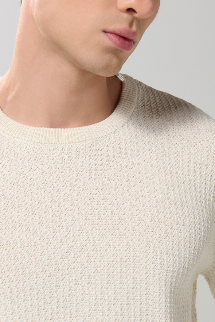 Suéter cuello redondo unicolor tejido con texturas