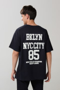 Camiseta oversize cuello redondo azul con arte college