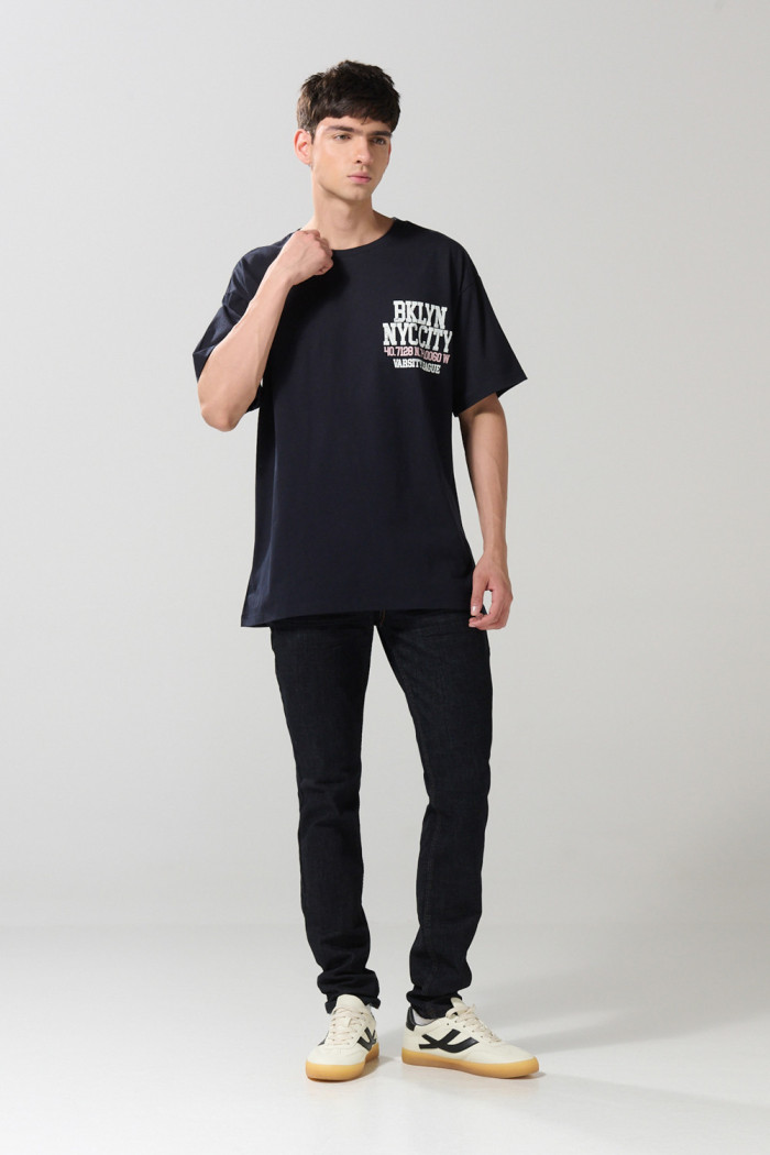 Camiseta oversize cuello redondo azul con arte college