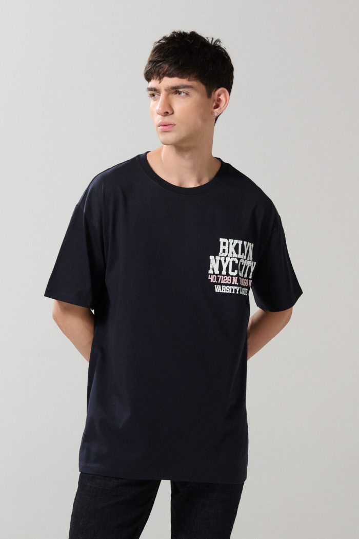 Camiseta oversize cuello redondo azul con arte college