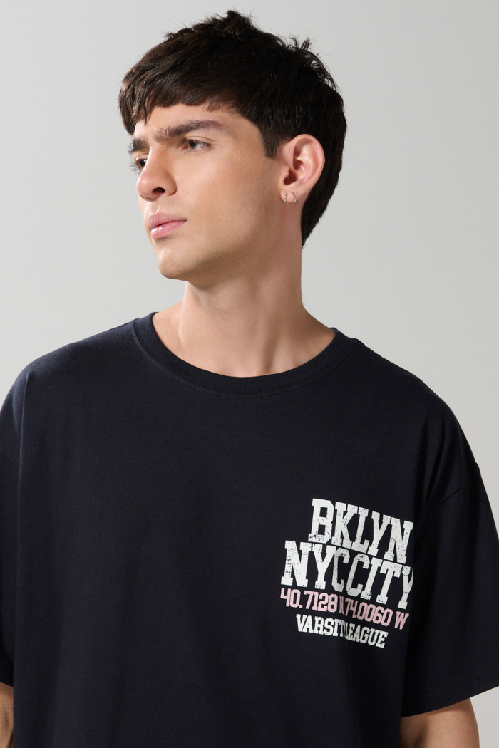 Camiseta oversize cuello redondo azul con arte college