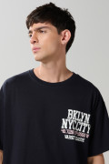 Camiseta oversize cuello redondo azul con arte college
