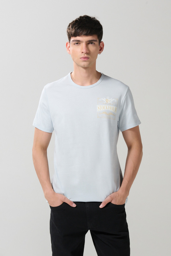 Camiseta manga corta azul clara con diseños college