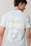 Camiseta manga corta azul clara con diseños college
