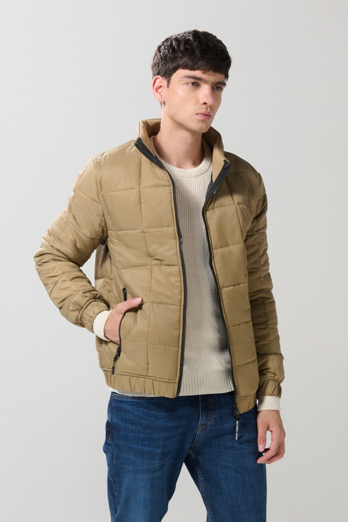 Chaqueta cuello alto acolchada unicolor con cremallera