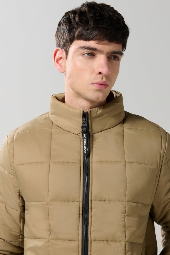 Chaqueta cuello alto acolchada unicolor con cremallera