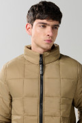 Chaqueta cuello alto acolchada unicolor con cremallera