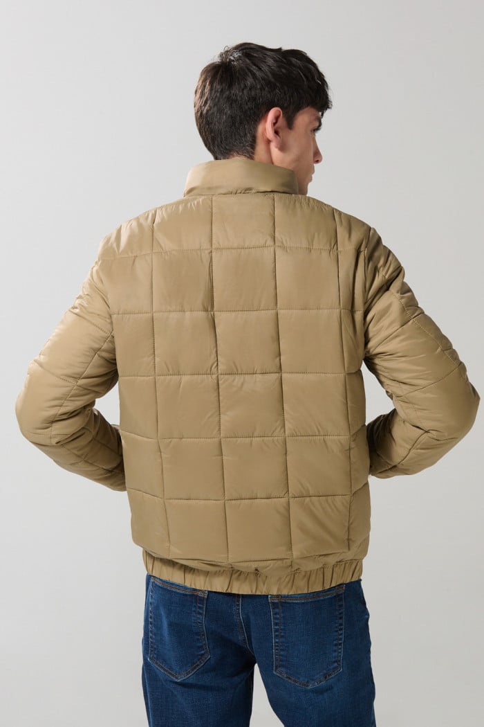 Chaqueta cuello alto acolchada unicolor con cremallera