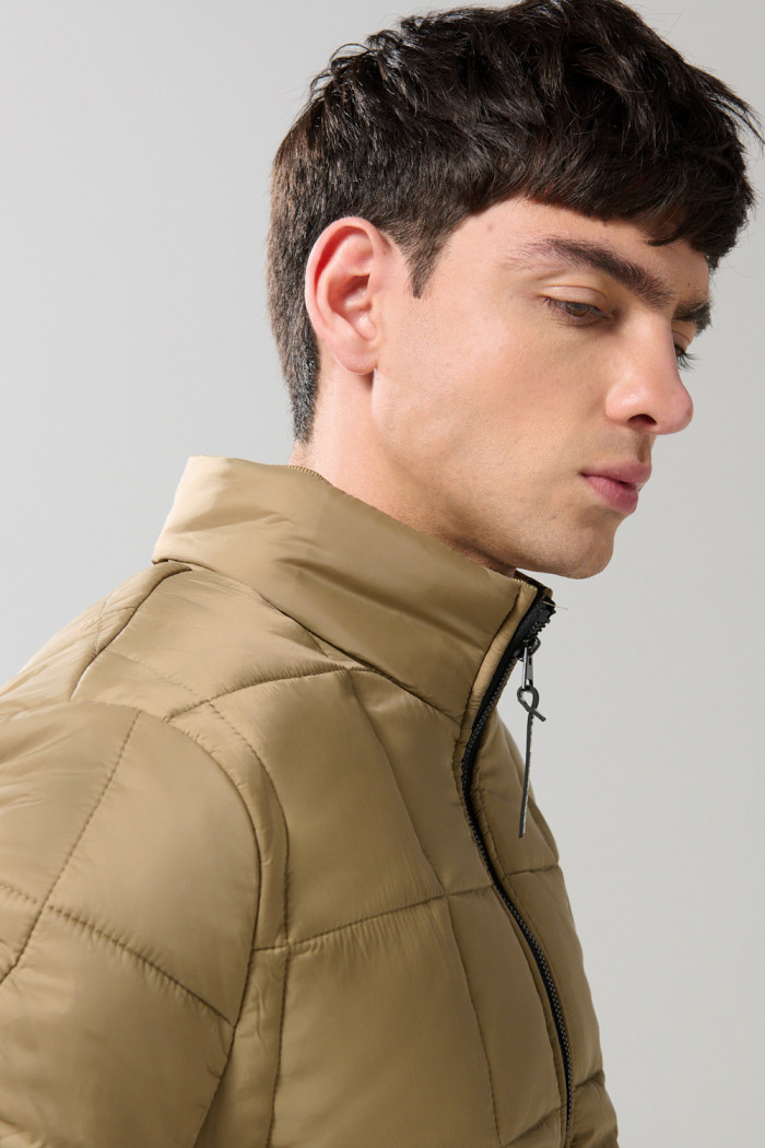 Chaqueta cuello alto acolchada unicolor con cremallera