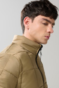 Chaqueta cuello alto acolchada unicolor con cremallera