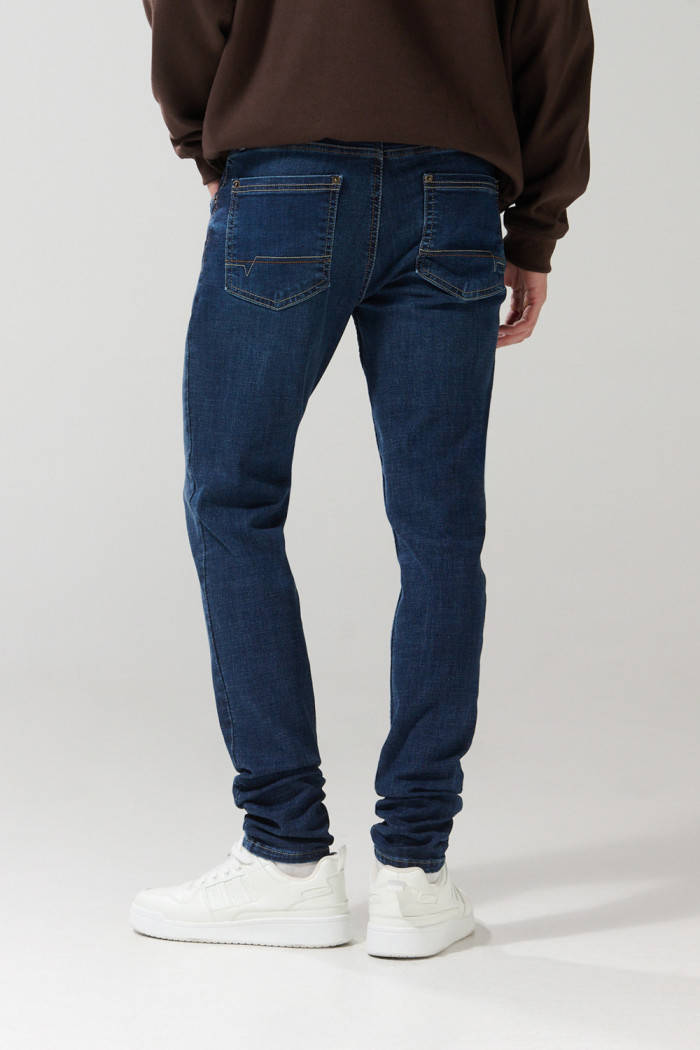 Jean azul oscuro skinny con cremallera y tiro bajo