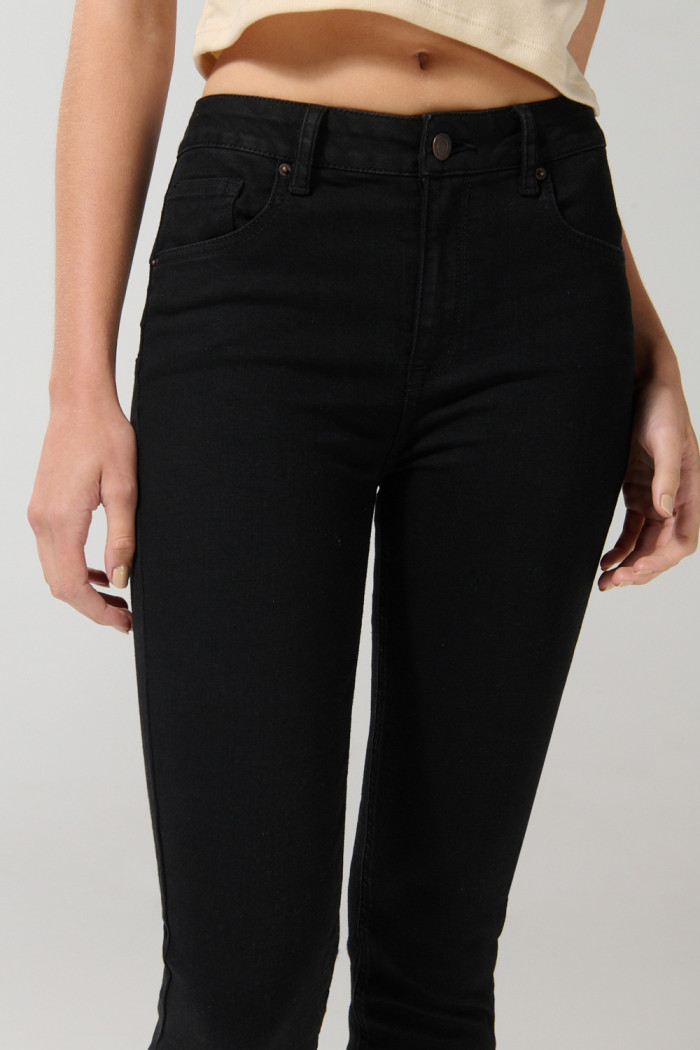 Jean negro con efecto push up, realce y tiro alto