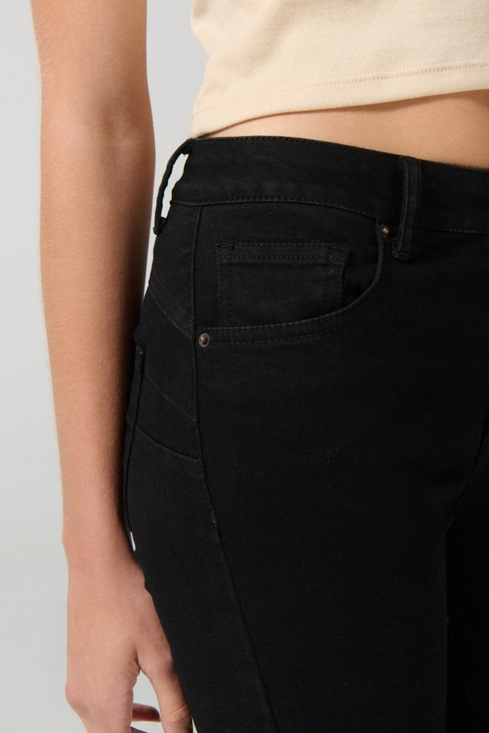 Jean negro con efecto push up, realce y tiro alto