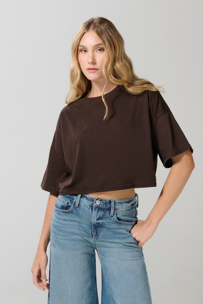 Camiseta crop top oversize unicolor con diseño de osito